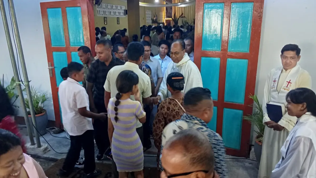 RD Leo Mali Sapa Umat Usai Misa Paskah di Kapela Bello Kupang